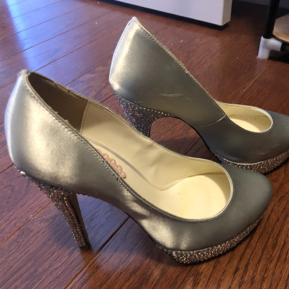Women’s Touch Ups Sammi Silver Satin Platform 4.5″ Stiletto Pump Heels. Size 5.